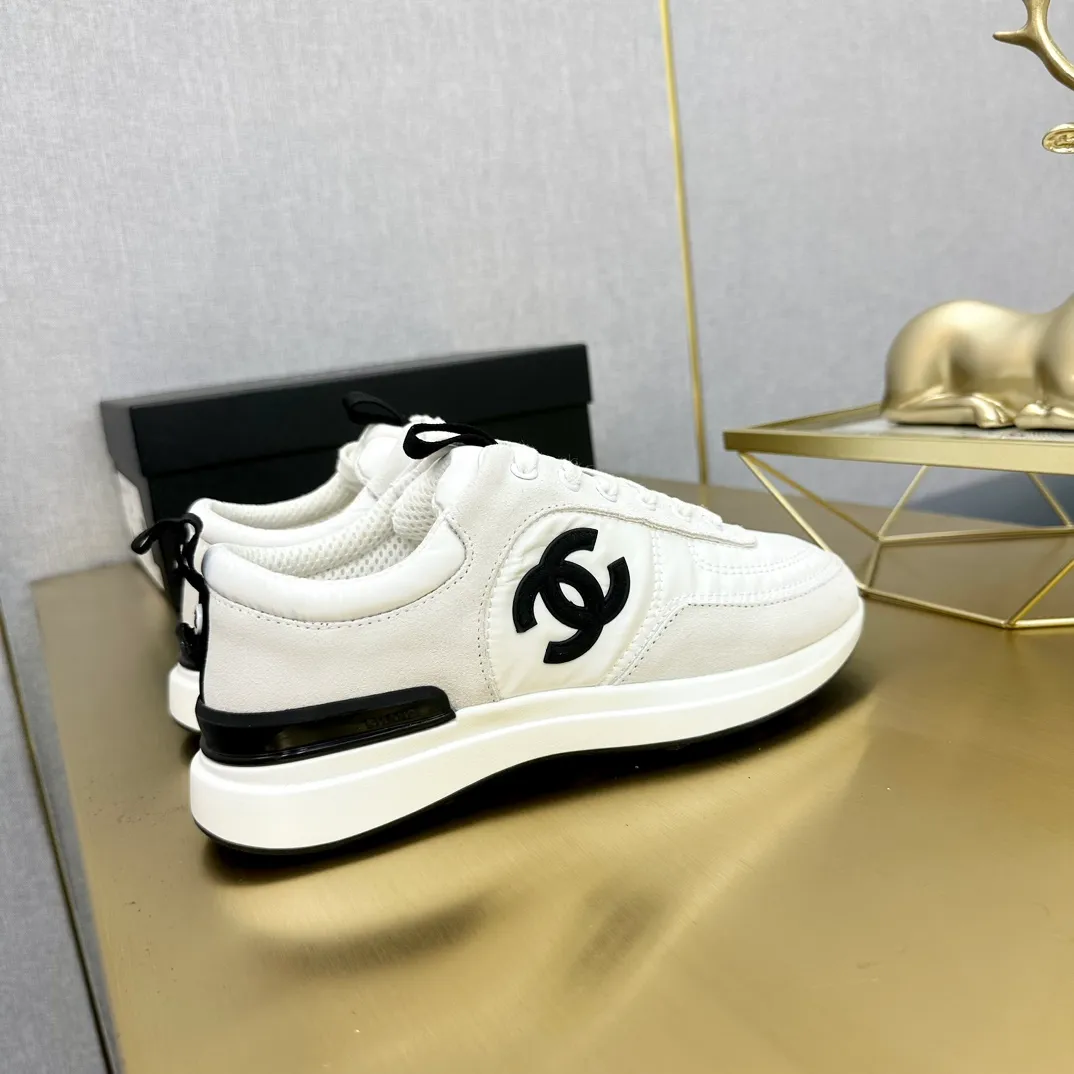 👟👟Ex-factory price 520👟👟 Chanel Chanel - 2024 counter top casual sports shoes This classic design; the upper is electro-embroidered with a variety of techniques; the outsole is fashionable and sporty; it is unusual to incorporate a variety of color matching elements... The diversified mix and match is very beautiful and versatile, casual, fashionable, sports and outdoor can be taken into account... ꫛꫀꪝ Go➫ Material: ❶Upper made of: Original imported mercerized velvet + double-layer breathable mesh ❷Inner use: Original imported breathable mesh ❸Outsole based on: Original T👟👟Factory price U combination outsole Counter boutique packaging complete set Women 35–41 Men 38-46